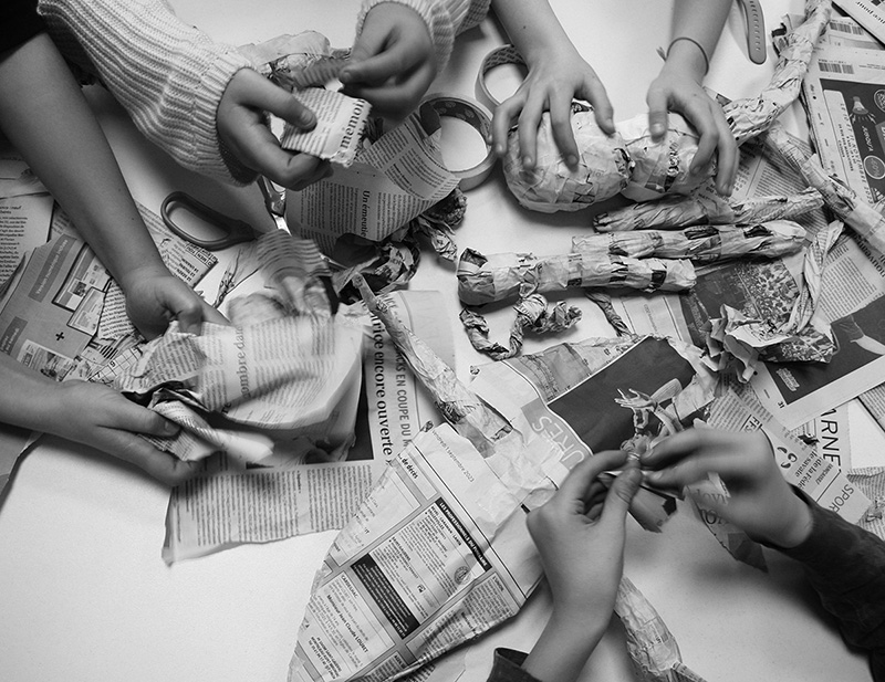 Mains d'enfants d'une résidence PasSages