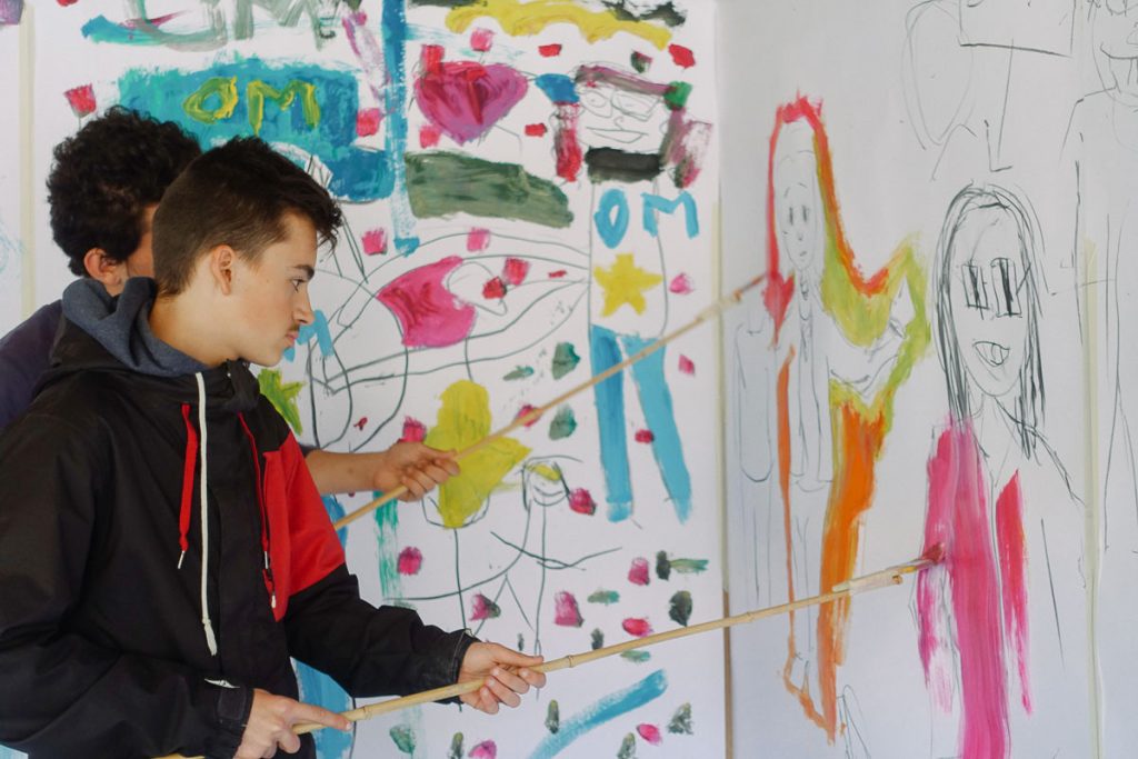 Enfants peignant d'une résidence PasSages